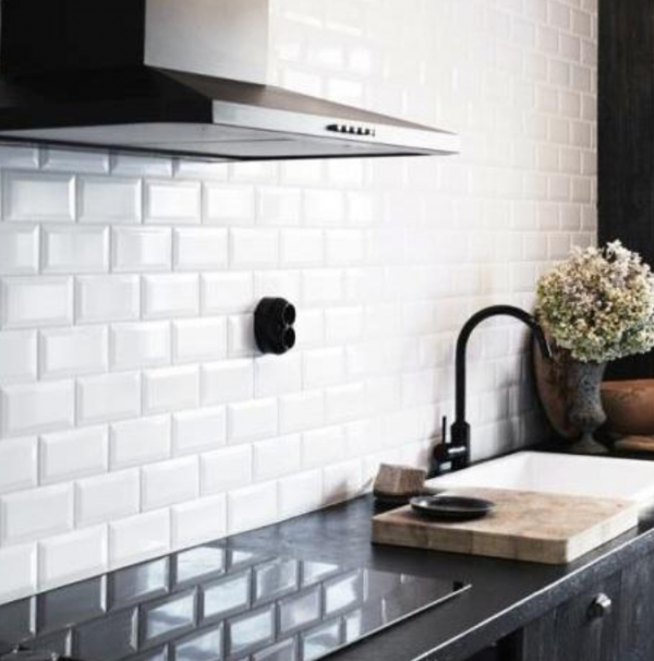 Dinding Bata Putih dengan Efek Kilap